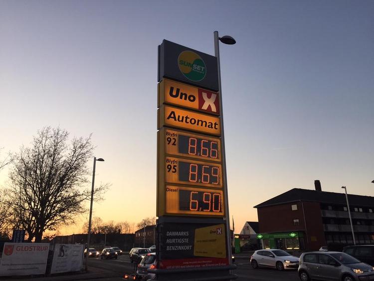 LAVPRIS. For nogle uger siden var benzinprisen nede omkring 8,60 kroner. Nu starter prisen med et 9-tal når rabatten slår igennem. 