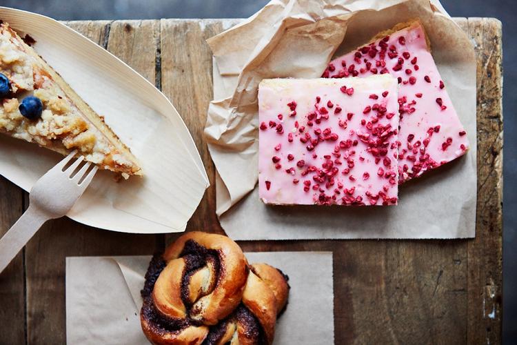 Lækkert. På Sweet Food kan du mæske dig i sæsonens desserter - alt fra gulerodskage, æble-crumble og hindbærsnitter til mocca-karamel kage og donuts. 