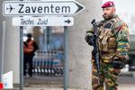 Sikkerhed. En belgisk soldat patruljerer ved lufthavnen Zaventem, der i går var mål for et terrorangreb. Det er første gang siden 2007, at et sådan angreb gennemføres i en lufthavn. 