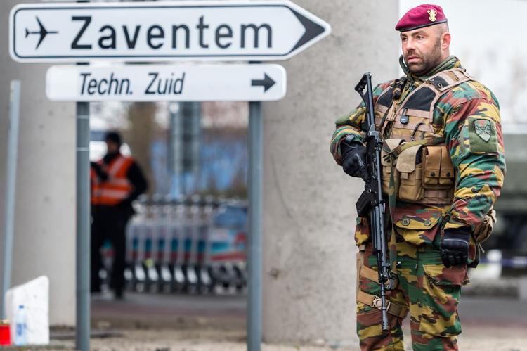 Sikkerhed. En belgisk soldat patruljerer ved lufthavnen Zaventem, der i går var mål for et terrorangreb. Det er første gang siden 2007, at et sådan angreb gennemføres i en lufthavn. 