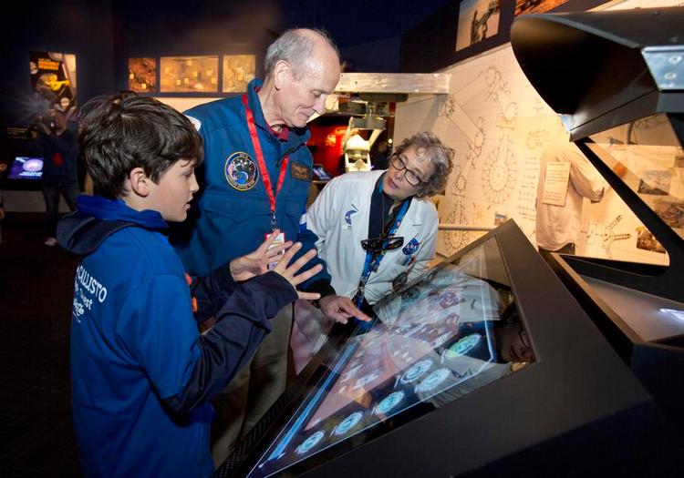 OPLÆRING. Den tidligere astronaut Norman Thagard i gang med at instruere en af fremtidens mulige astronatuter. 