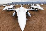 UDTJENT. Disse F-16-fly har overstået aktiv tjeneste. Nogle af materialerne bliver genbrugt. Skroget vil ende som målskive for militære droner. 