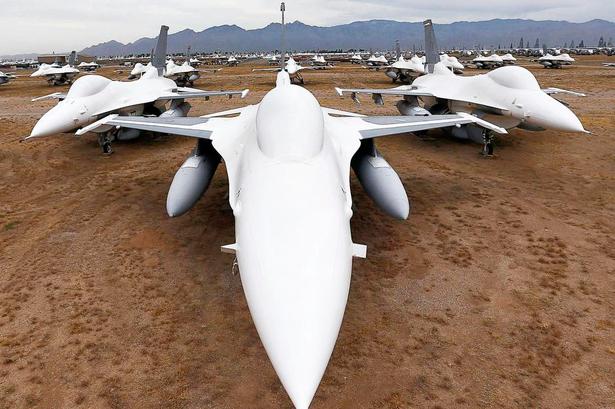 UDTJENT. Disse F-16-fly har overstået aktiv tjeneste. Nogle af materialerne bliver genbrugt. Skroget vil ende som målskive for militære droner. 