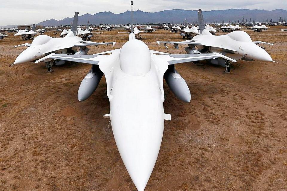 UDTJENT. Disse F-16-fly har overstået aktiv tjeneste. Nogle af materialerne bliver genbrugt. Skroget vil ende som målskive for militære droner. 
