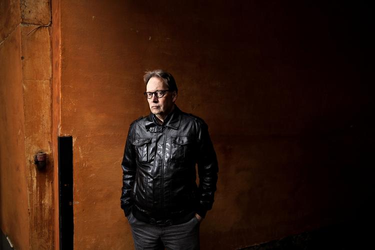 Skarp. Horace Engdahl (f. 1948) skriver i 'Den sidste gris' om livets tildragelser i korte, præcise og ofte humoristiske tekster. Den dramatiske monolog er for ham en ny genre. 