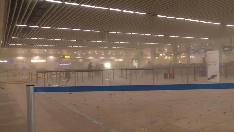 Terrorangreb. Omkring 10 mennesker blev dræbt i Zaventem-lufthavnen, da to eksplosioner blev udløst i afgangshallen. Yderligere omkring 20 omkom, da endnu en selvmordsterrorist sprængte sig selv i luften i byens metro. 