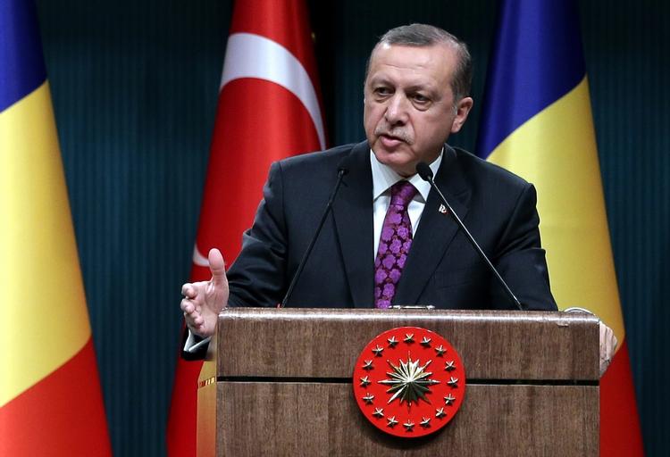 Terrorbekæmpelse. På en pressekonference i Ankara sagde Tyrkiets præsident, Recep Tayyip Erdogan, i dag, at de tyrkiske myndigheder advarede Belgien og Holland om en af de mænd, der tirsdag begik et terrorangreb i Bruxelles. 