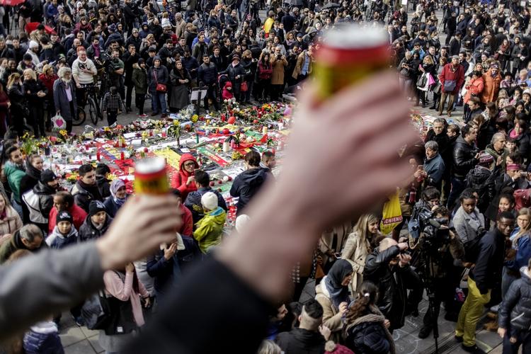 Trods. På pladsen La Bourse i Bruxelles er en gruppe på flere hundrende mennesker er samlet, og råber slagord mod terror og for frihed. Her skåles der i øl, mens der råbes på pomfritter og øl istedet for krig. 