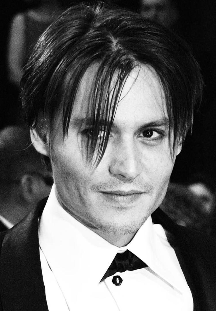Udseende. Forskerene undrede sig over, at mange betragter en skuespiller som Johnny Depp, der ikke har specielt maskuline træk, som tiltrækkende. 