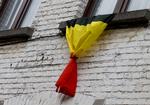 fællesskab. Et belgisk flag hænger fra et vindue i Bruxelles-forstaden Anderlecht efter terrorangrebet. 