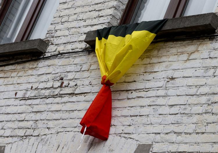 fællesskab. Et belgisk flag hænger fra et vindue i Bruxelles-forstaden Anderlecht efter terrorangrebet. 