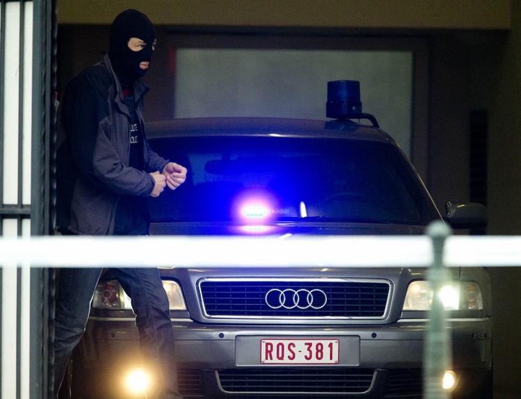 Anholdt. Det lykkedes Salah Abdeslam at flygte fra Frankrig efter terrorangreb i Paris, men i fredags blev han anholdt under en storstilet politiaktion i Bruxelles. På billedet her ses den politibil, som menes at have transporteret den anholdte fra en retsbygning i Bruxelles i dag. 