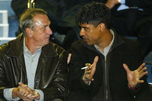 Johan Cruyff i selskab med Frank Rijkaard under VM i 2006. Sidstnævnte var på det tidspunkt træner i FC Barcelona. 