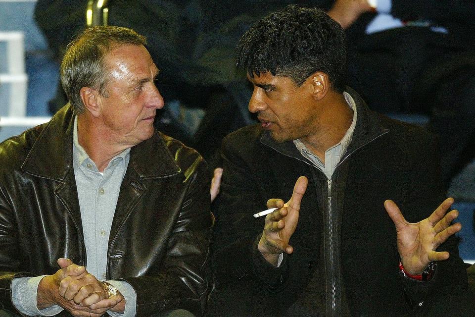 Johan Cruyff i selskab med Frank Rijkaard under VM i 2006. Sidstnævnte var på det tidspunkt træner i FC Barcelona. 
