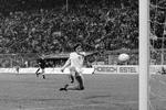 Centerforwarden Cruyff scorer sit andet mål mod Brasilien i 1974. Hollænderne vandt semifinalen og endte i finalen. 