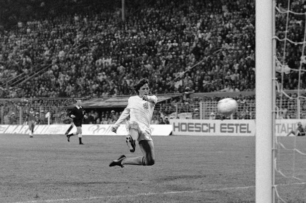 Centerforwarden Cruyff scorer sit andet mål mod Brasilien i 1974. Hollænderne vandt semifinalen og endte i finalen. 
