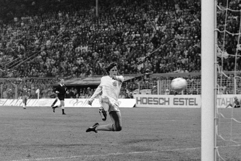 Centerforwarden Cruyff scorer sit andet mål mod Brasilien i 1974. Hollænderne vandt semifinalen og endte i finalen. 