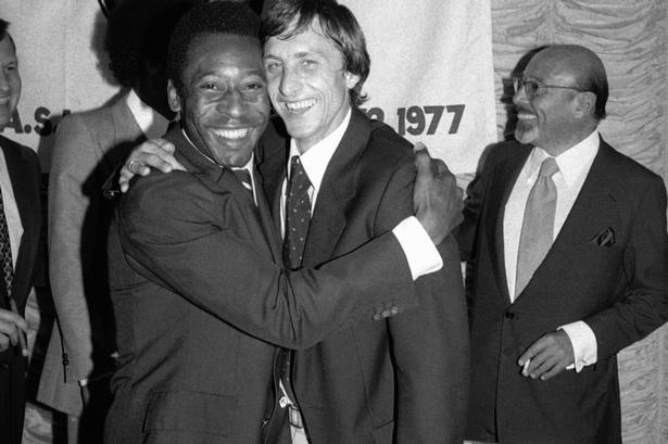 Legenderne Pele og Cruyff ses her i USA-tiden, hvor holdejeren Pele og spilleren Cruyff slog pjalterne sammen i New York Cosmos. 