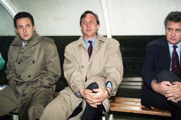 Marts 1995. Cruyff sidder på bænken i Parc Des Princes i Paris. 