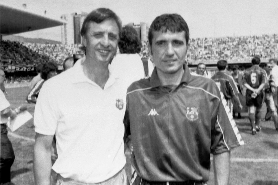 Den rumænske 10'er Gheorghe Hagi ses med sin træner i 1994 forud for sæsonen. 