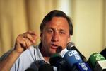 Johan Cruyff var kendt for sit store temperament. Både som træner og spiller. Her ses han ved en pressekonference i 1995. 