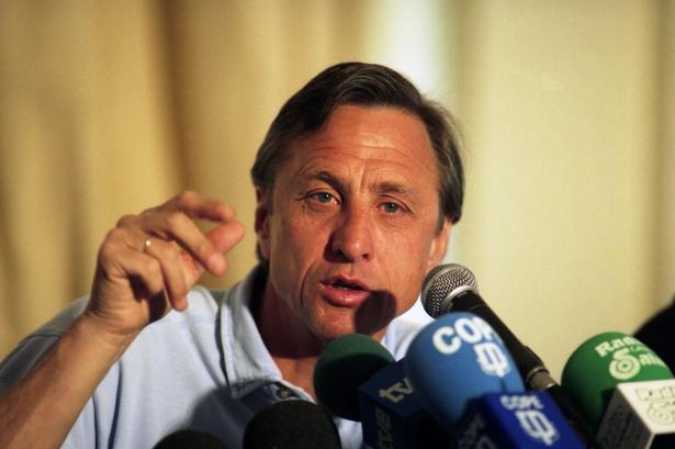Johan Cruyff var kendt for sit store temperament. Både som træner og spiller. Her ses han ved en pressekonference i 1995. 