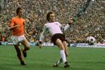 Dødsfald. Johan Cruyff ses her i kamp mod den tyske spillerlegende Franz Beckenbauer ved VM i 1974. 