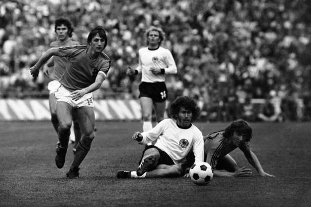 Finalen tabte Holland til Vesttyskland med 2-1. Cruyff ses her løbe forbi vesttyske Paul Breitner. Uli Hoeness er i baggrunden. 