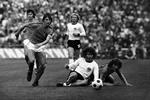 VM-finale. Johan Cruyff (tv) runder den tyske anfører, Paul Breitner, i VM-finalen i 1974. 