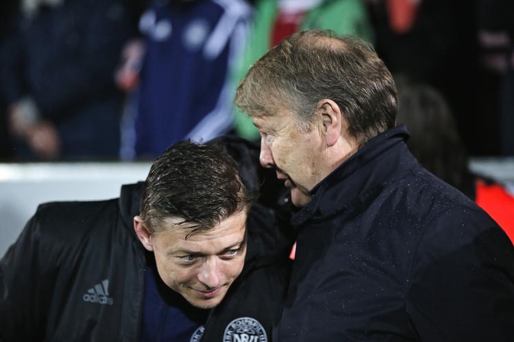 Debutsejr. Åge Hareide og assistenten Jon Dahl Tomasson kunne glæde sig over en sejr til Danmark i duoens debutkamp mod Island. 