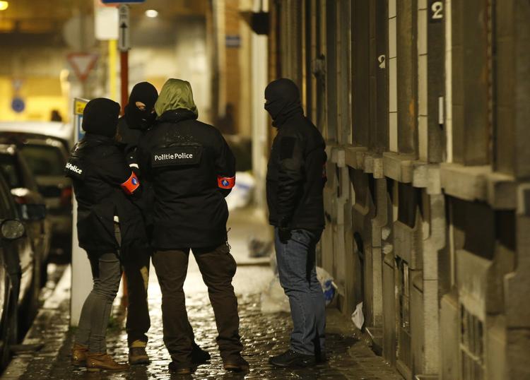 Overvågning. Belgisk politi ses her på mission i Bruxelles-forstaden Schaerbeek. 