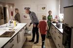 AFSTAND. Familien Fog har valgt at bo i Nyråd ved Vordingborg, selv om far og mor skal køre 100 km i hver sin bil ind  til jobbet i København. Vordingborgs  borgere har danmarksrekord i pendling. 