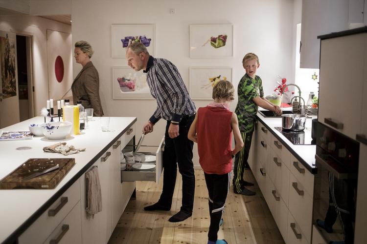 AFSTAND. Familien Fog har valgt at bo i Nyråd ved Vordingborg, selv om far og mor skal køre 100 km i hver sin bil ind  til jobbet i København. Vordingborgs  borgere har danmarksrekord i pendling. 