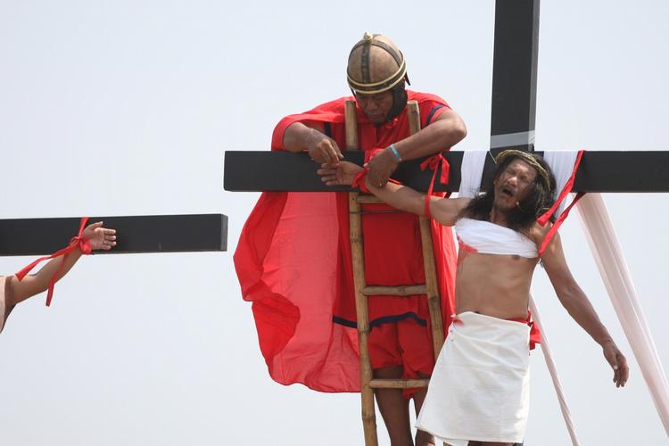 KORSFÆSTELSE. Hvert år bliver en gruppe stærkt troende kristne hængt op i et kors i anledning af langfredag. 