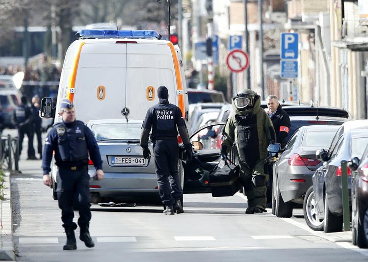 Terrorberedskab. Ifølge belgiske medier er et mandskab, der tæller omkring 50 personer, til stede ved politiaktionerne i Schaerbeek. 