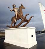 Værst. Elmgreen & Dragsets parafrase over rytterstatuen som magtsymbol skifter totalt betydning, som den nu står som et symbol på kunstens egen magt og vælde. Væk er den samfundskritik, der vel nok var værkets pointe, da det oprindeligt blev skabt til Trafalger Square i London.