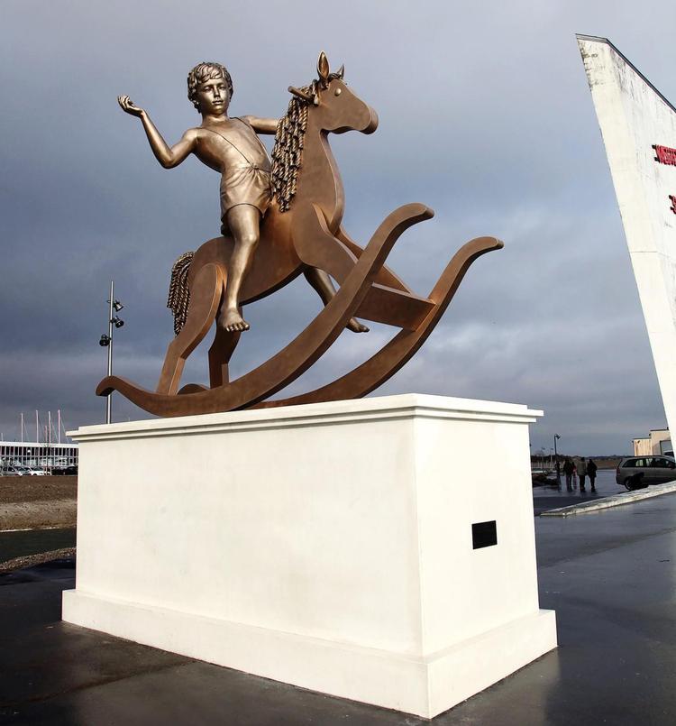 Værst. Elmgreen & Dragsets parafrase over rytterstatuen som magtsymbol skifter totalt betydning, som den nu står som et symbol på kunstens egen magt og vælde. Væk er den samfundskritik, der vel nok var værkets pointe, da det oprindeligt blev skabt til Trafalger Square i London.