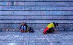 sorg. Uden for Børsen i Bruxelles strømmer fortsat folk til for at bearbejde deres chok og sorg. De tænder lys eller skriver slogans og mindes de dræbte. Vi glemmer hverken jer eller det, der skete. Foto: Mads Nissen 
