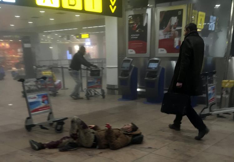 ANGREB. En såret ligger på gulvet i lufthavnen efter selvmordsangrebet i Bruxelles. 