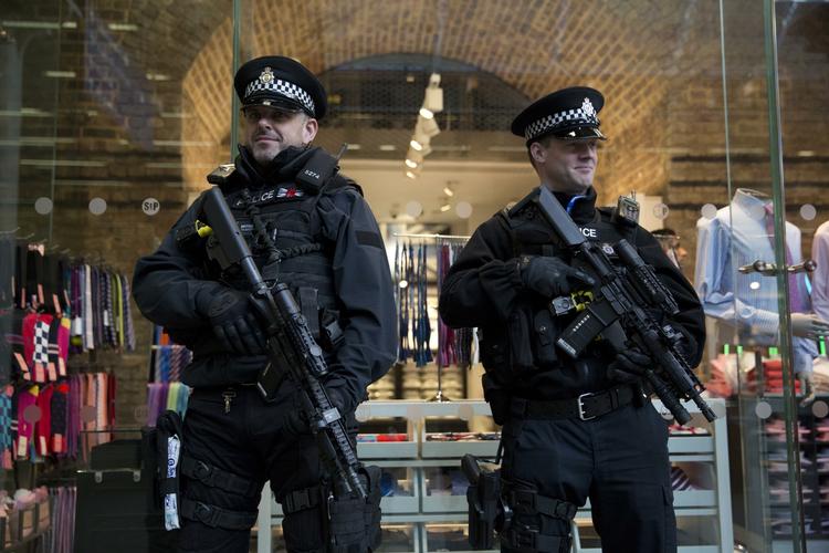 SIKKERHED. Betjente på St. Pancras-stationen passer på Eurostar-toget til Bruxelles, der blev indstillet efter terrorangrebene tirsdag. 