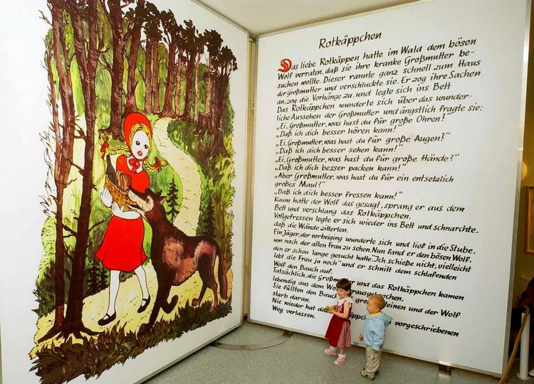 OMSKRIVNING. Rødhætte behøver ikke at være bange for ulven mere: Hun har nemlig sin helt egen riffel i våbenforenings nye udgave af det gamle eventyr. 