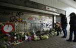 GERNINGSSTED. Bruxelles-boere ser på blomsterbuketter foran Maelbeek-stationen, hvor det ene terrorangreb tirsdag blev gennemført. 