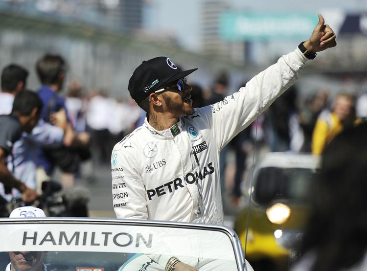 Verdensmester Lewis Hamilton og resten af formel 1-feltet fortsætter foreløbig med det udskældte kvalifikationssystem. 
