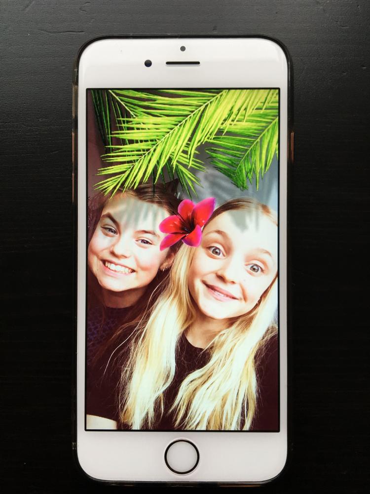 Socialt. Coco (th) og Liva er begge 12 år og gode veninder. De er begge på Instagram, Snapchar og facebook - hvor de kommunikerer med - blandt andet hinanden. 