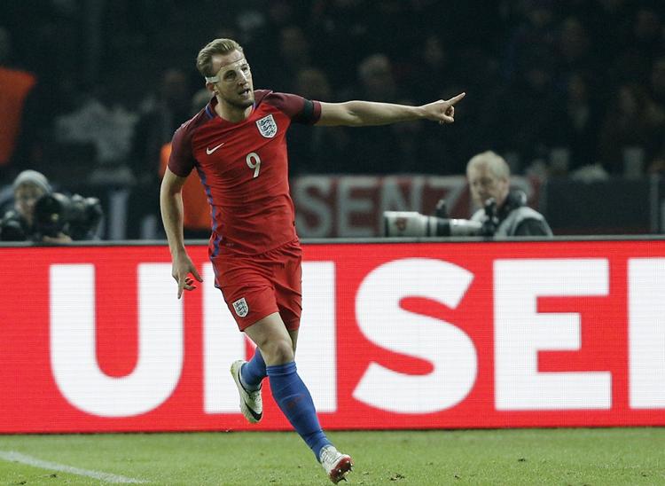 Mål. Tottenham-angriberen Harry Kane sparkede England i gang i det overraskende comeback mod de tyske verdensmestre. 