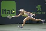 Exit. Caroline Wozniacki forsøger at returnere en bold fra  ukraineren Elina Svitolinaer i WTA-turneringen i Miami, som Wozniacki er ude af. 