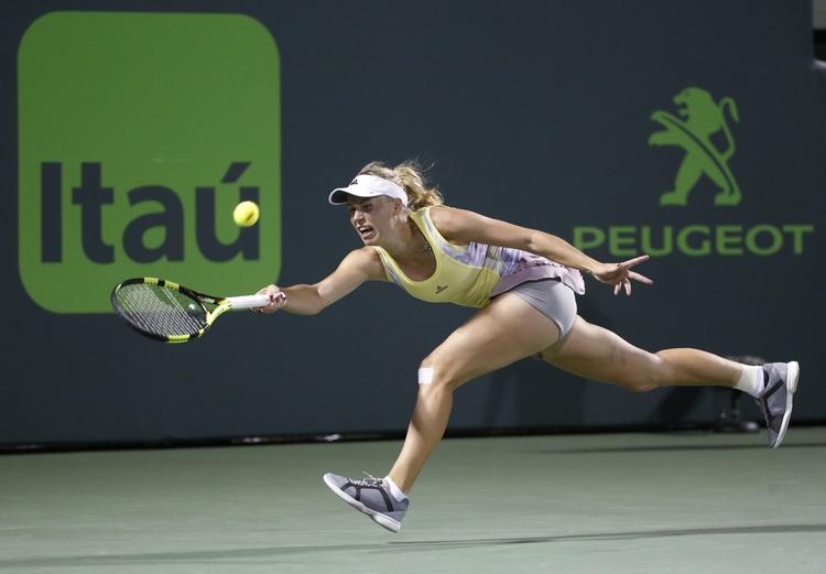 Exit. Caroline Wozniacki forsøger at returnere en bold fra  ukraineren Elina Svitolinaer i WTA-turneringen i Miami, som Wozniacki er ude af. 