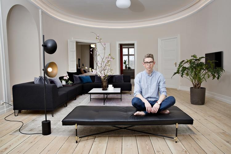 AUTODIDAKT. Emil Thorup er gået autodidakt ind i en verden, der er præget af hård konkurrence, men han har ikke mødt fordomme fra andre designvirksomheder på grund af sin baggrund i tv-verdenen. Alle møblerne på billedet er Emil Thorups eget design. 