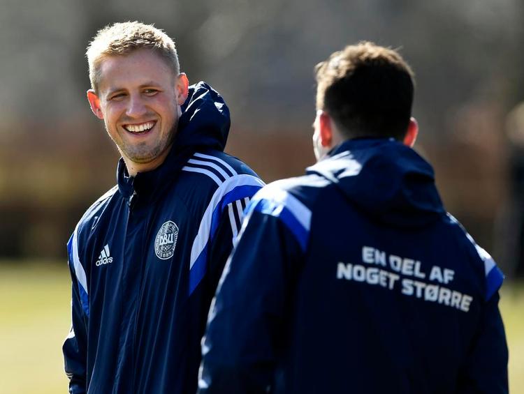 glæde. Kasper Schmeichel »nyder« at være en del af det Leicester-hold, der topper den engelske Premier League og ligner et godt bud på en mester. 