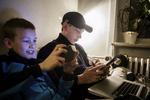 sengetid. 14-årige Lucas Johansen (th) og hans lillebror Daniel har lov til at spille på deres forskellige skærme om aftenen inden de falder i søvn. Det er det eneste tidspunkt, hvor de rigtigt har tid til den slags i løbet af hverdagene, hvor fritiden ellers går med sport og sammen med vennerne. 